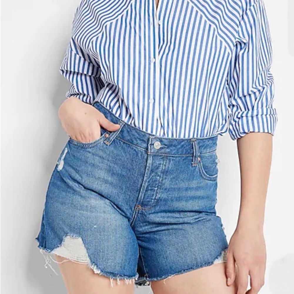 EXPRESS Curvy Mid Rise Button Fly Boyfriend Jean Shorts